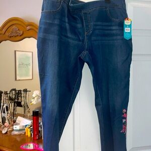The Pioneer Woman Embroidered Cropped Jeans, Women's XXL.   *NEW WITH TAGS*
